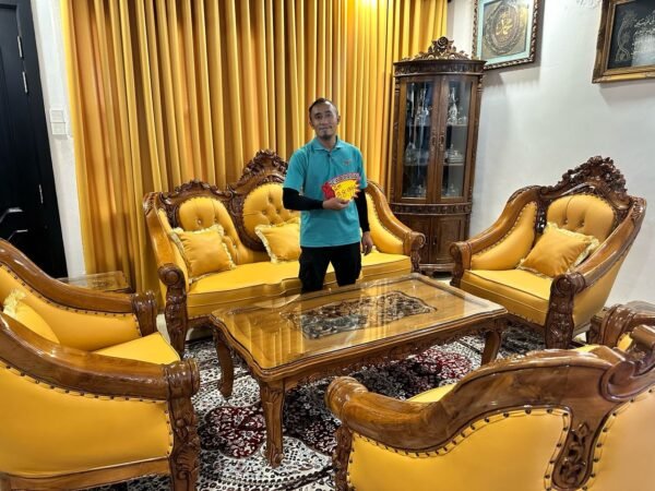 SET SOFA GANESA POLOS 3211 – EDISI EXPORT
Material Kayu Jati Semi TPK | Finishing Kilat Gred A | Kilang P1 Boss Ijan